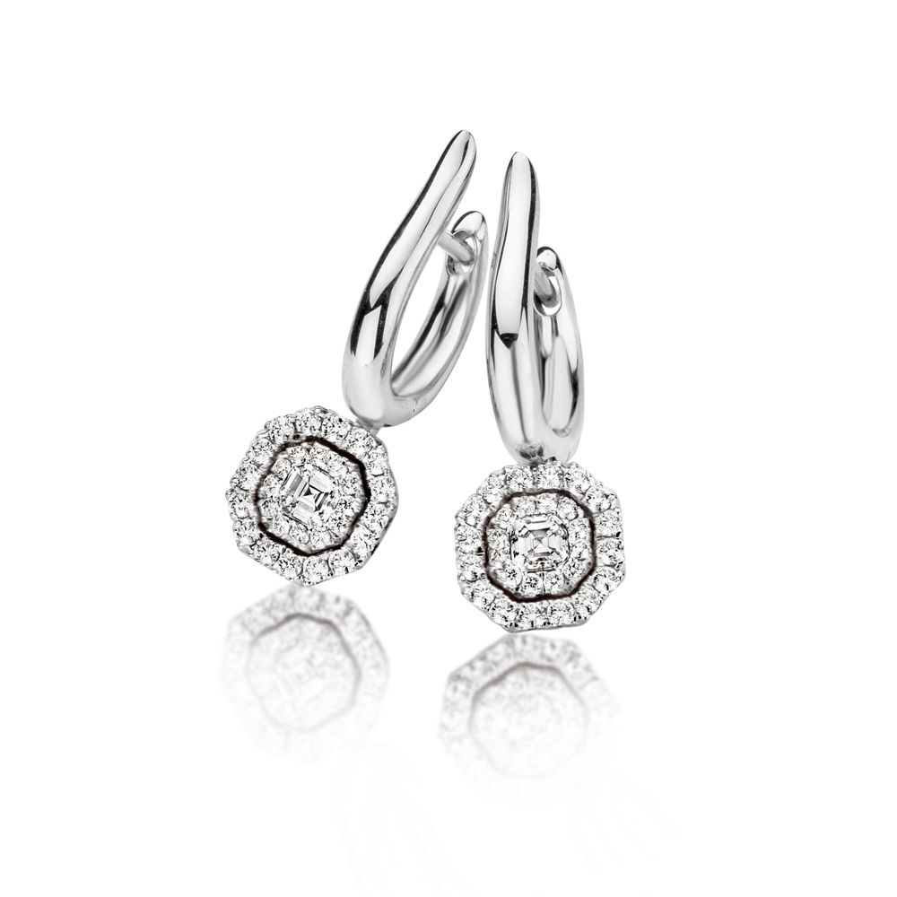 18K Gold and Diamond earrings
Carat: 0,71 ct, natural diamonds, quality FG/VS

The Asscher cut is one of the most noble cuts for diamonds. It is classic and still highly modern.

Model: 5664
Personalize your creation
Enjoy our complimentary engraving service.