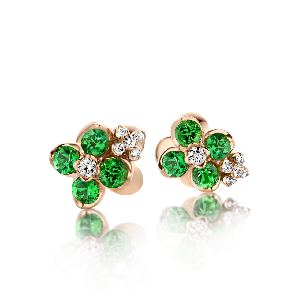 18K Gold and Diamond earrings
Carat: 1,20 ct emerald, 0,25 ct natural diamonds, quality FG/VS

The inspiration for the Camélia collection came from the magic of nature. The magical flowers and leaves are brought to life with gold and sparkling diamonds in combination with green emeralds.

Model: 5796 EM
Personalize your creation
Enjoy our complimentary engraving service.