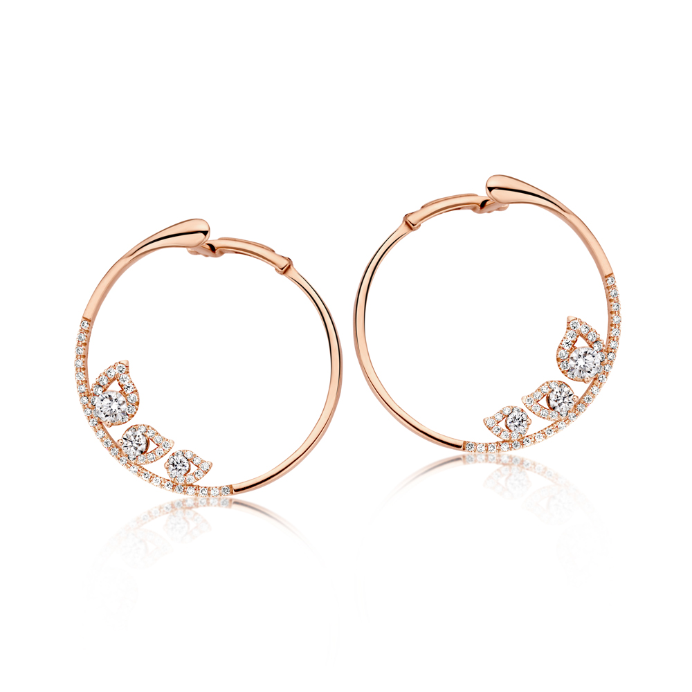 18K Gold and Diamond earrings
Weight: 8,2 gr
Carat: 1,20 ct, natural diamonds, quality FG/VS

Made in Belgium

These statement earrings are the perfect companion for a special night out.



Model: 5827



Personalize your creation
Enjoy our complimentary engraving service.