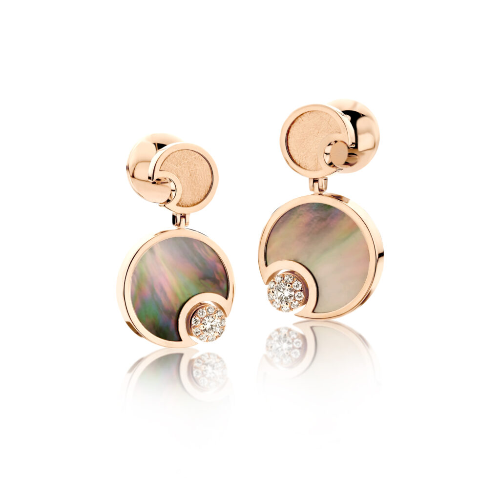 18K Gold and black Mother of pearl earrings
Carat: 0,24 ct

The Cleo collection is an invitation into the seductive atmosphere of a remote private island. 

Black mother of pearl

Model: 5900BMOP
Personalize your creation
Enjoy our complimentary engraving service.