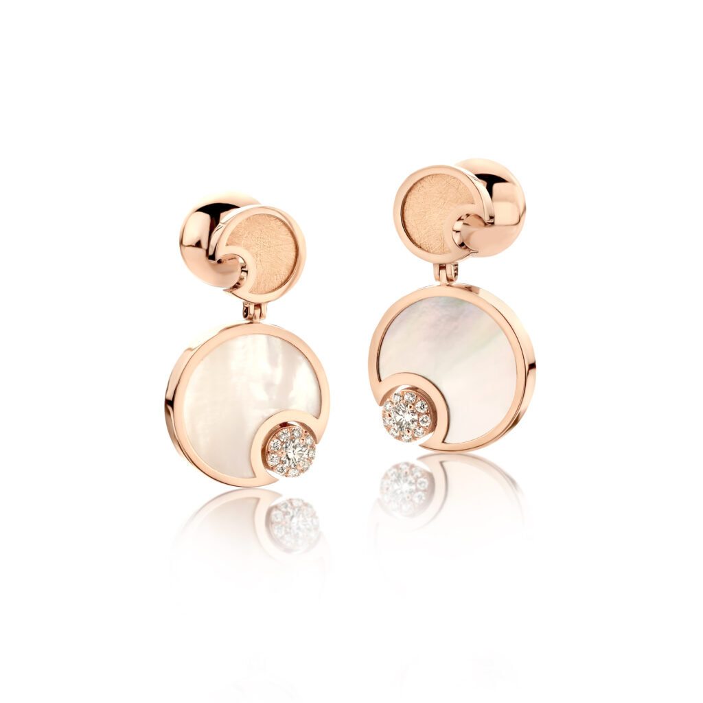 18K Gold and white Mother of pearl earrings
Carat: 0,24 ct natural diamonds

The Cleo collection is an invitation into the seductive atmosphere of a remote private island. 

White mother of pearl

Model: 5900WMOP
Personalize your creation
Enjoy our complimentary engraving service.