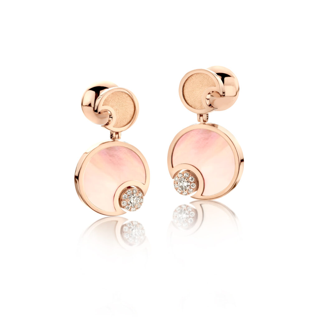 18K Gold and pink Mother of pearl earrings
Carat: 0,24 ct natural diamonds

A collection for when everything feels possible.

Pink mother of pearl

Model: 5900PMOP
Personalize your creation
Enjoy our complimentary engraving service.
