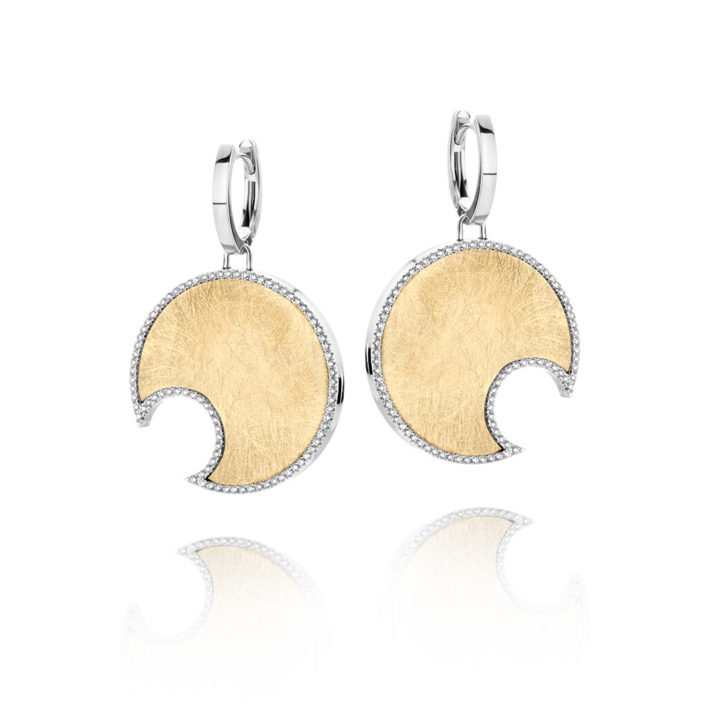 18K Gold earrings
Carat: 0,85 ct

The Cleo collection is an invitation into the seductive atmosphere of a remote private island.

Model: 5926
Personalize your creation
Enjoy our complimentary engraving service.