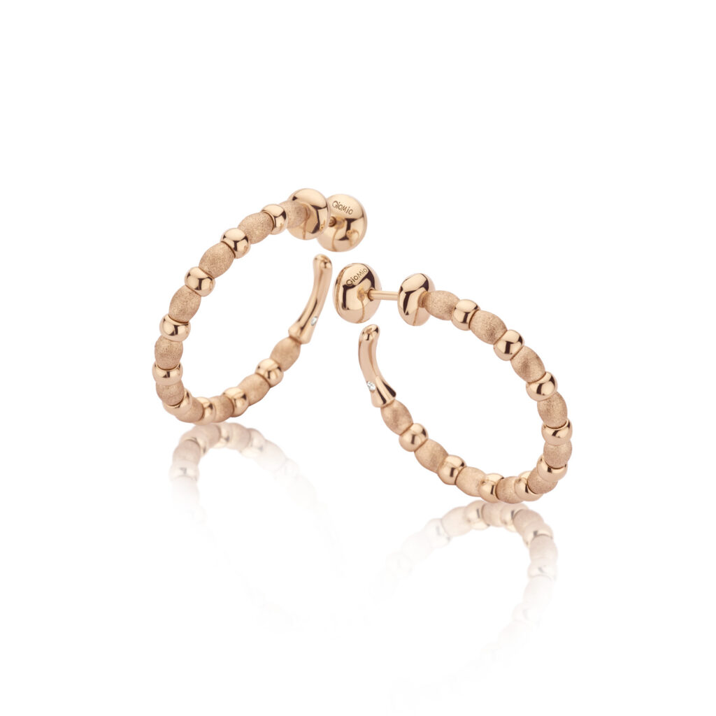 18K Gold earrings
Carat: 0.02 ct

Model 5964

A supreme and sovereign collection in celebration of true feminine power.
Personalize your creation
Enjoy our complimentary engraving service.
