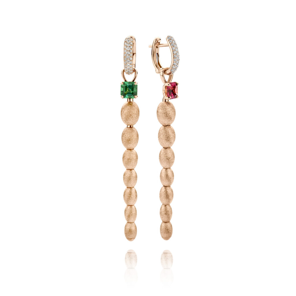 18K Gold earrings
Carat: 1,57 ct tourmaline, 0,38 ct natural diamonds, quality FG/VS

Model 6012SP

A supreme and sovereign collection in celebration of true feminine power.
Personalize your creation
Enjoy our complimentary engraving service.